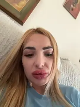 Blondietattoogirl  live sex cam