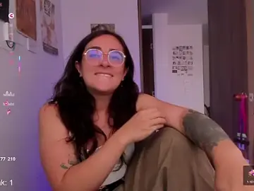 Linda_giggle  live sex cam