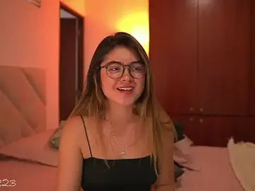 Lau_Bee  live sex cam