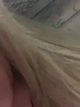 Gatinhaloirinha  live sex cam