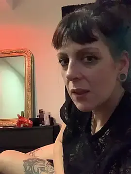MaitresseIris  live sex cam