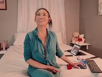 Hotbeebee  live sex cam