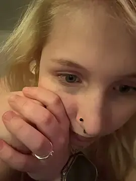 Svenjaleongeil  live sex cam