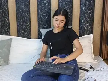Hatsu_inu  live sex cam