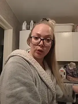 QueenDeluxe  live sex cam