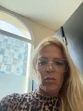 Reyna63  live sex cam