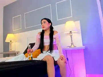 Luna-Clover  live sex cam