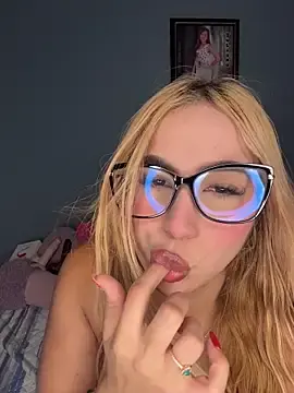 IvanaSnow  live sex cam