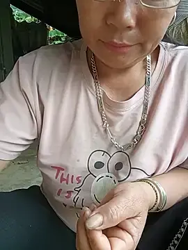 Tuyet-nhi  live sex cam