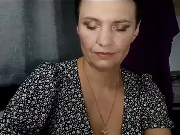 HotMamaQueen234  live sex cam