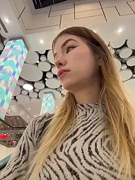 Risky_Mia69  live sex cam