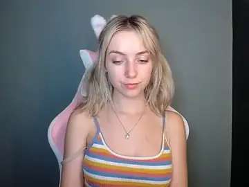 LuciaYoung  live sex cam