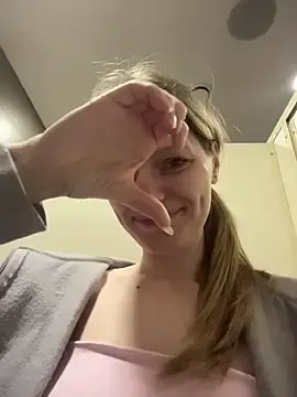 MaryHiggins  live sex cam