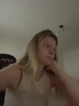 MaryHiggins  live sex cam