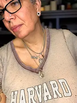 Dieseldame1313  live sex cam