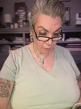 Dieseldame1313  live sex cam