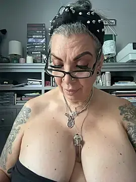Dieseldame1313  live sex cam