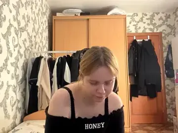 KrystenHoye  live sex cam