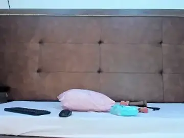 Macareena18  live sex cam