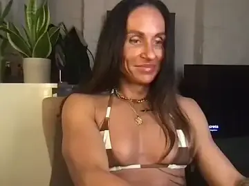 GluteQueenE  live sex cam