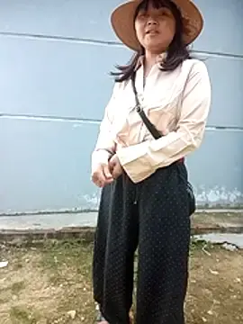 Linda2004  live sex cam