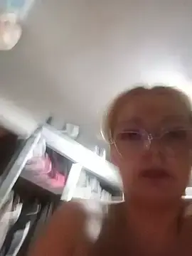 Gloww877  live sex cam