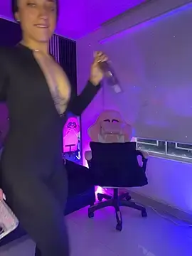Ady_18  live sex cam