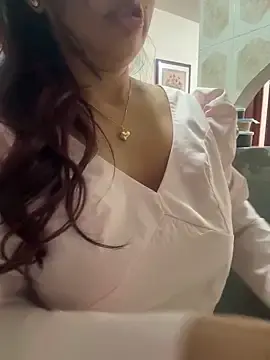 MonicaMoret  live sex cam