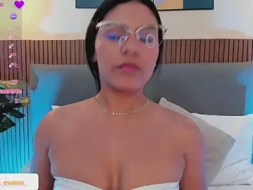 NicolleeEvanss  live sex cam