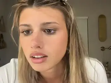 AnnGrayson  live sex cam
