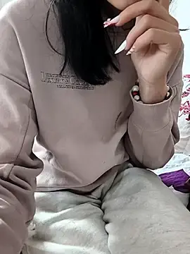 Carlina28  live sex cam