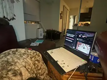 Eviesquirts  live sex cam