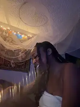 Nayomii28  live sex cam
