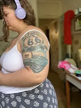 Nenssy555  live sex cam