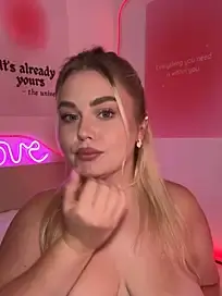 April_Vancee  live sex cam