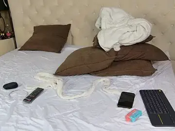 Yourselenaa  live sex cam