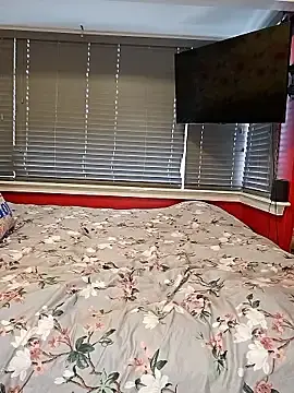 Maddythemilf  live sex cam