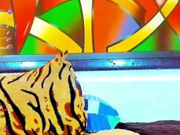 SQUIRTBRUNETE  live sex cam