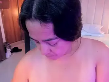 Lucia_vonne_  live sex cam