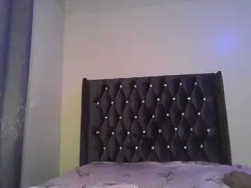 Smalltittsbigass  live sex cam