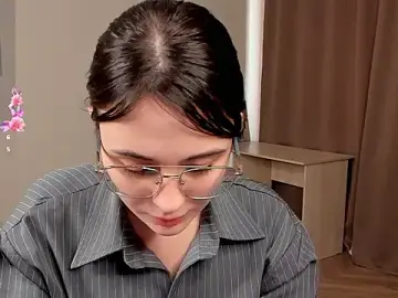 LareeGuzzo  live sex cam