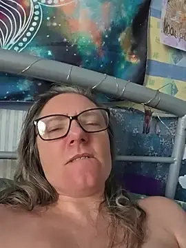 Izzylove47  live sex cam
