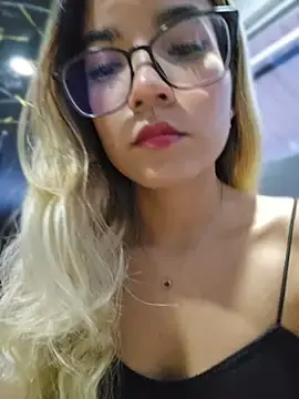 Pretty_roxxyy  live sex cam