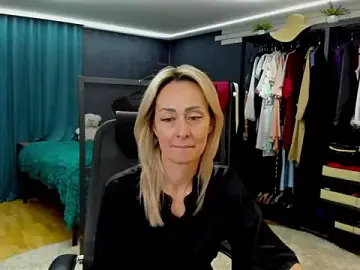 Julia_Cherry_  live sex cam