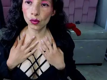 Roxxe_monrrow_b  live sex cam