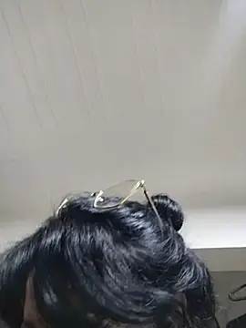 Taaylor33  live sex cam