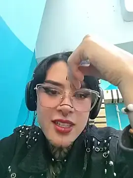 Taaylor33  live sex cam