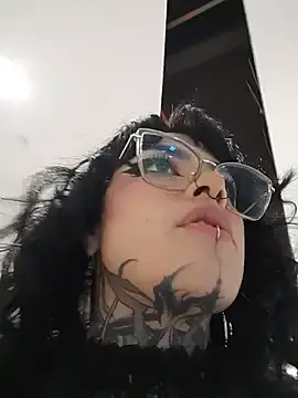 Taaylor33  live sex cam