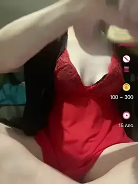 Naughtyaussiezoe  live sex cam