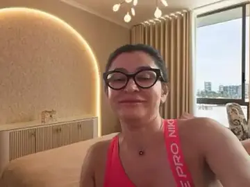 MaggieQ  live sex cam
